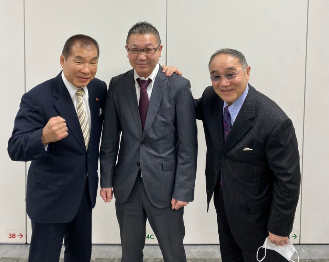 東日本ボクシング協会の新会長に就任するセレス小林氏（中央）。左端は花形会長、右端は日本協会終身名誉会長原田氏（東日本協会提供）