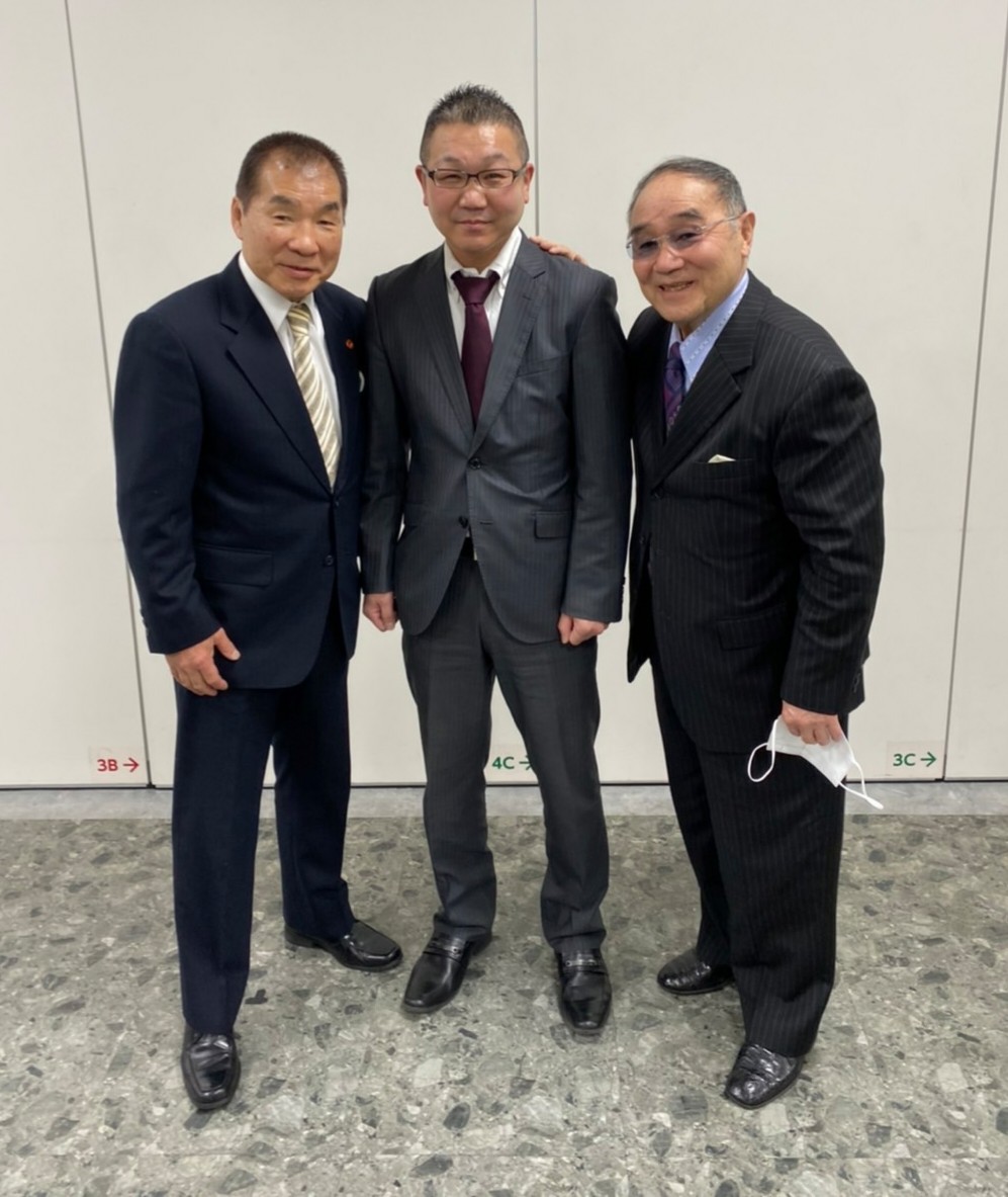 東日本ボクシング協会の新会長に就任するセレス小林氏（中央）。左端は花形会長、右橋は日本協会終身名誉会長の原田氏（東日本協会提供）