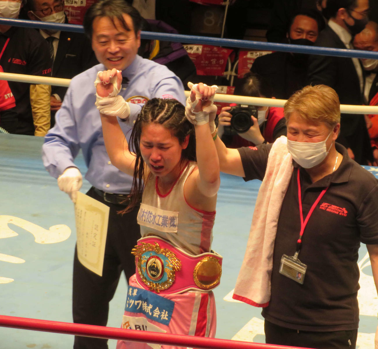 WBO女子世界アトム級王座を獲得した鈴木菜々江（中央）はリングで号泣