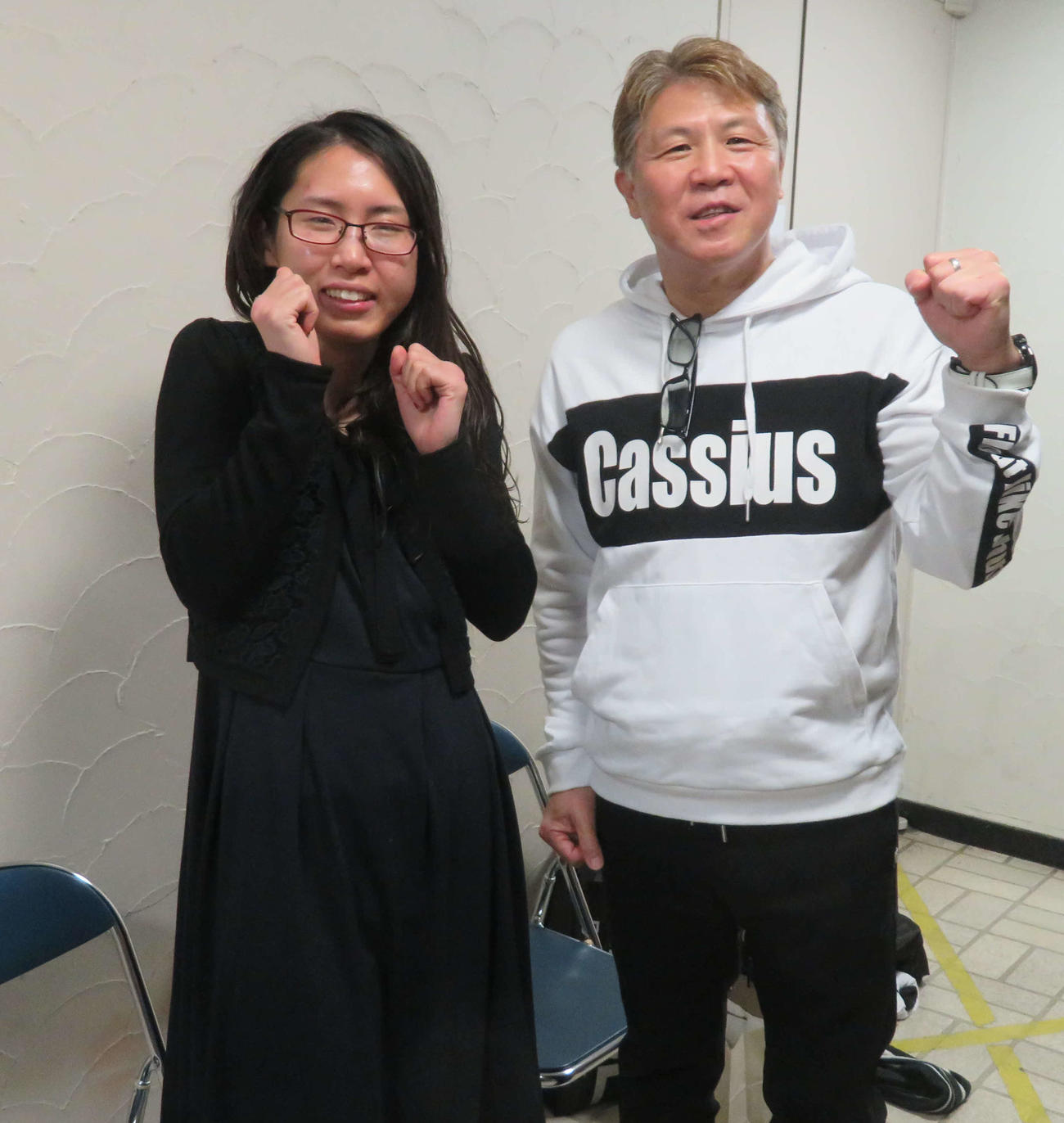 WBO女子世界アトム級王座を獲得した鈴木菜々江（左）は試合後、会社員の姿に。右は所属ジムの松岡修会長