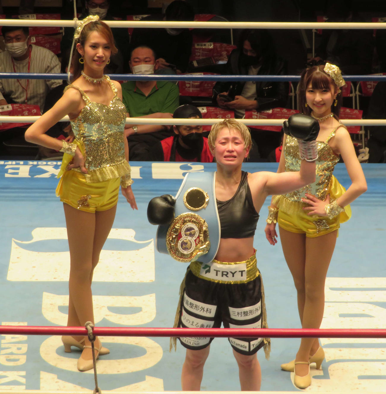 WBO女子世界アトム級王座決定戦を制し、新王者となった宮尾綾香（中央）