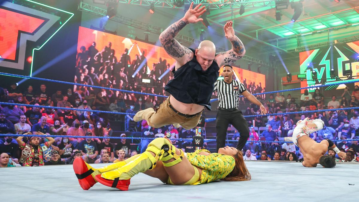 ハーランド（上）のスプラッシュを浴びたイケメン二郎（C）2022 WWE, Inc. All Rights Reserved.