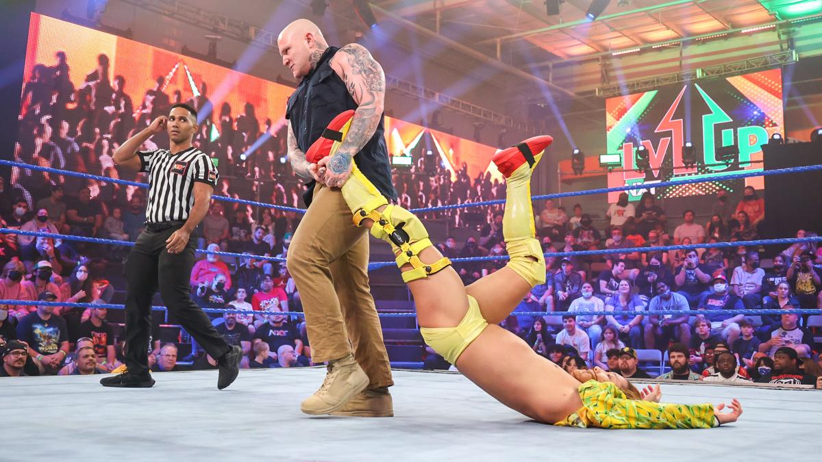 ハーランド（左）のパワーに押されるイケメン二郎（C）2022 WWE, Inc. All Rights Reserved.