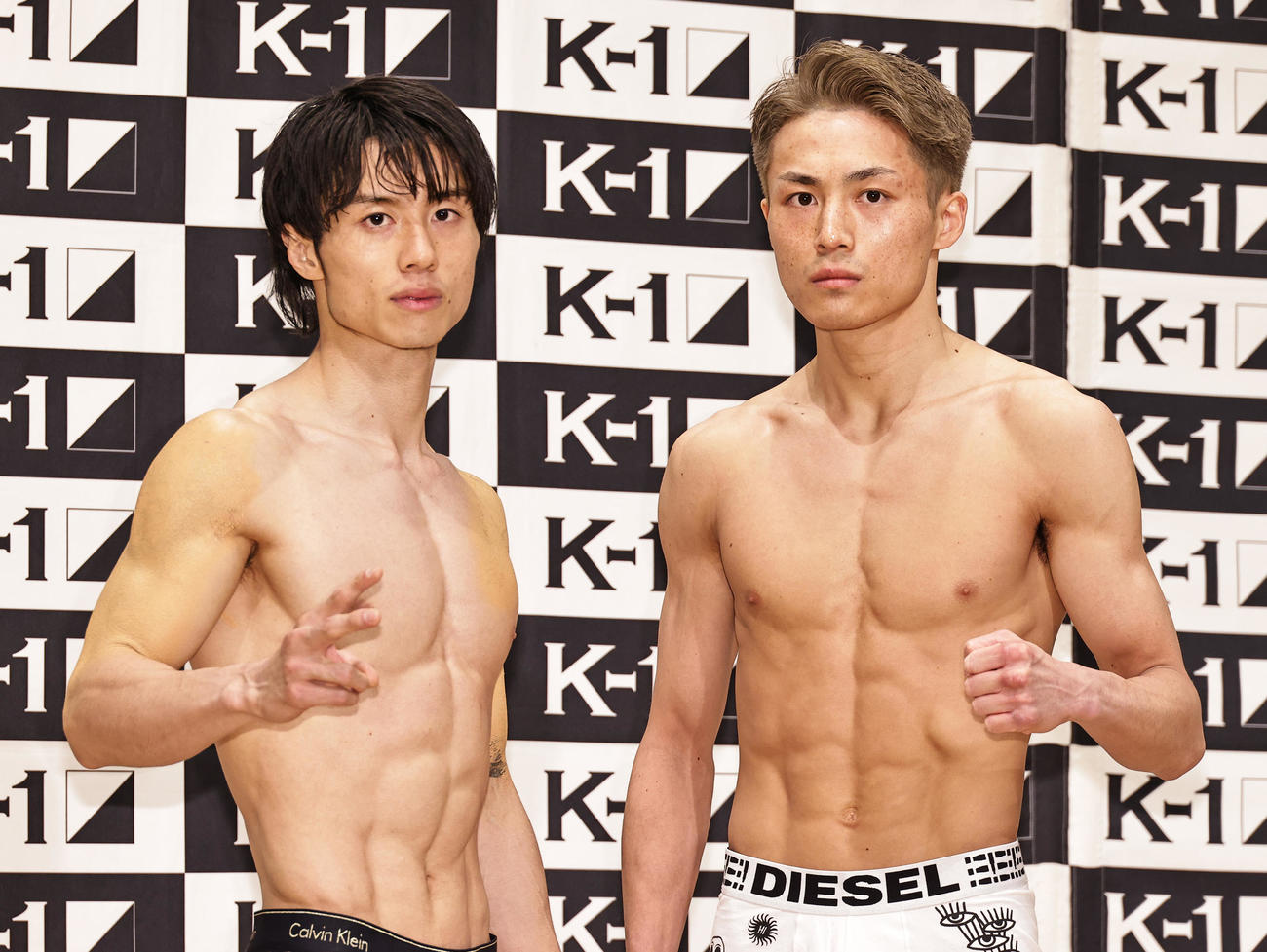 公開計量をパスしてガッツポーズする金子晃大（左）と黒田勇斗（撮影・中島郁夫）