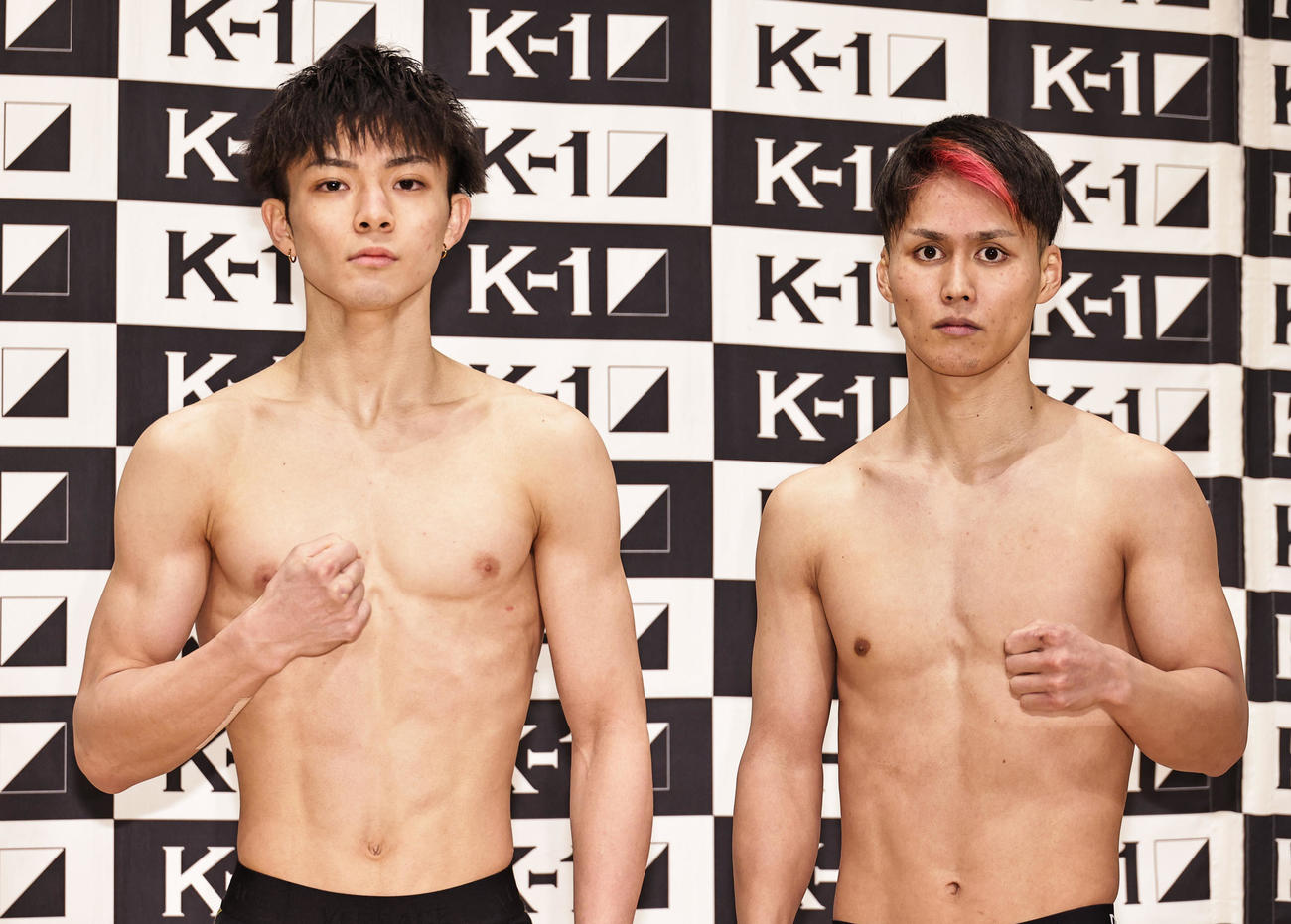 公開計量をパスしてガッツポーズする玖村将史（左）と鬼山桃太朗（撮影・中島郁夫）