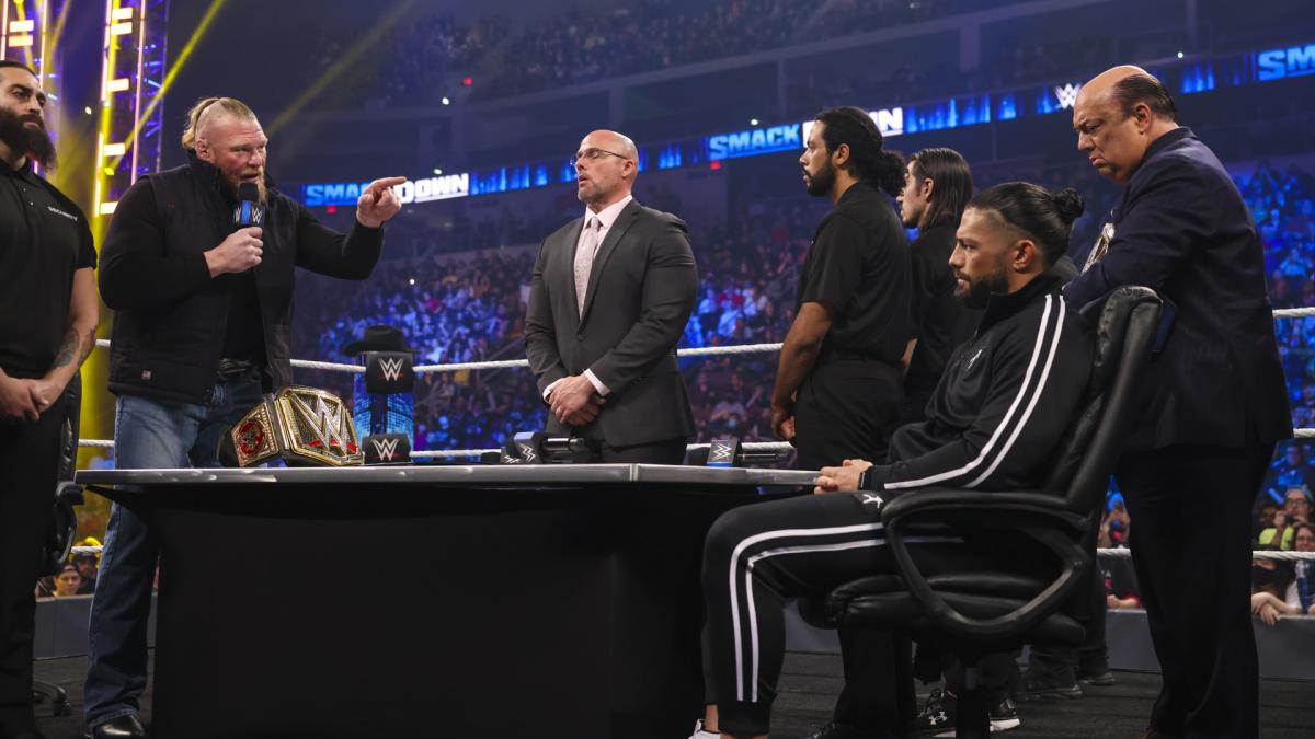 WWEユニバーサル王者レインズ（右から2番目）とにらみ合うWWEヘビー級王者レスナー（左から2番目）（C）2022 WWE, Inc. All Rights Reserved.