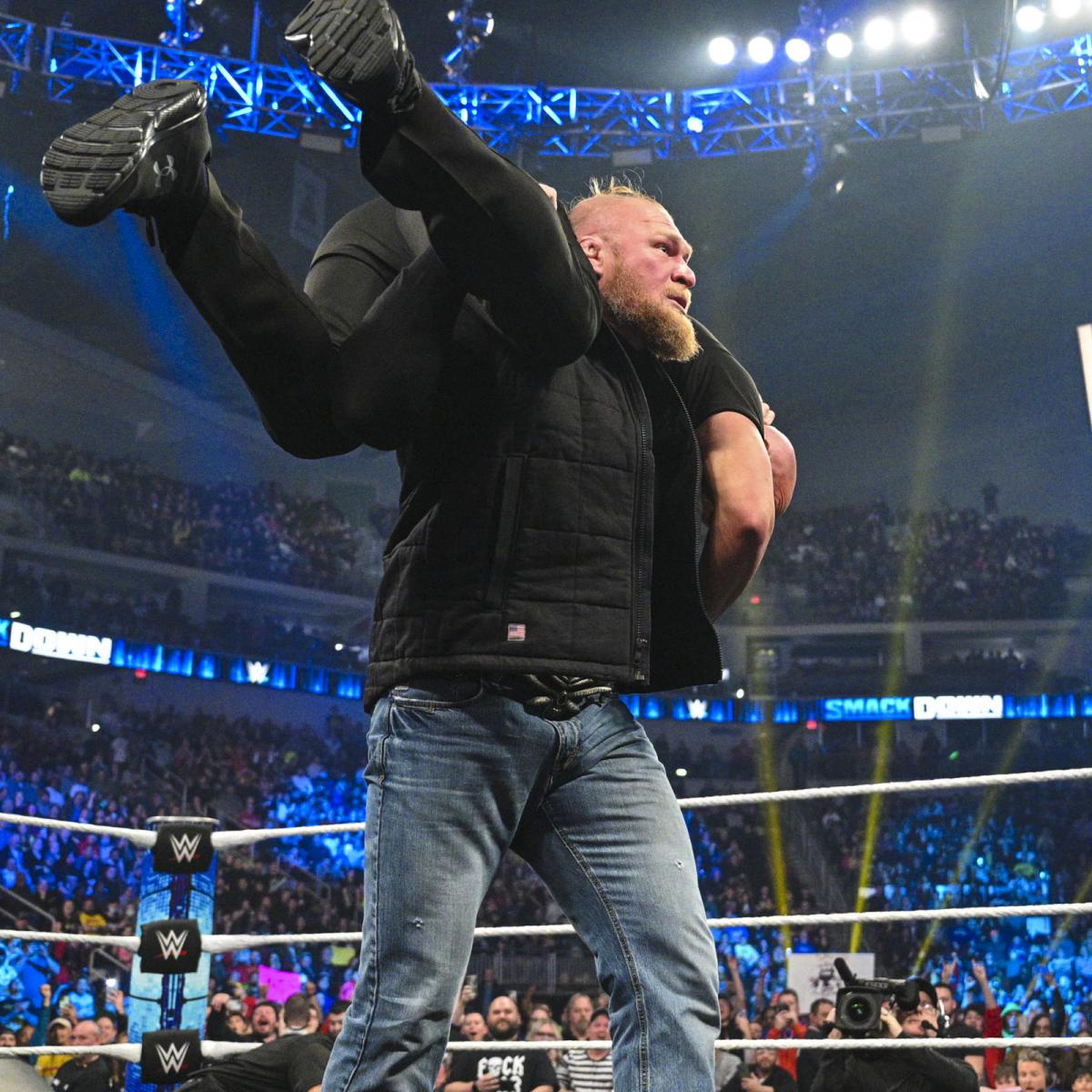 警備員を持ち上げ、F5を仕掛けるWWEヘビー級王者レスナー（C）2022 WWE, Inc. All Rights Reserved.