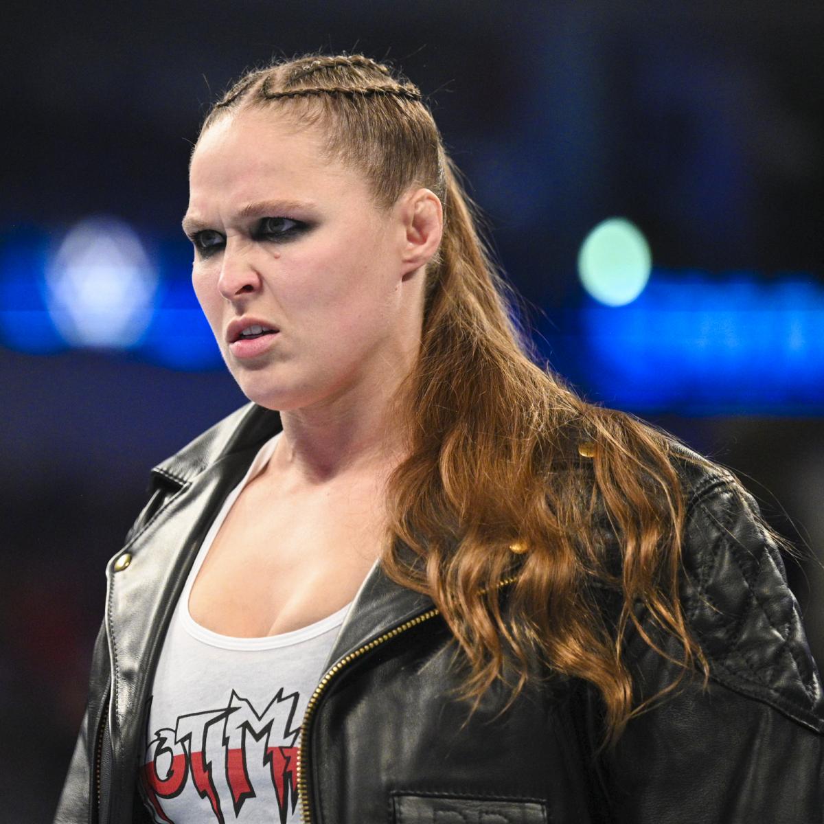 スマックダウン女子王者フレアーらをにらみつけるラウジー（C）2022 WWE, Inc. All Rights Reserved.