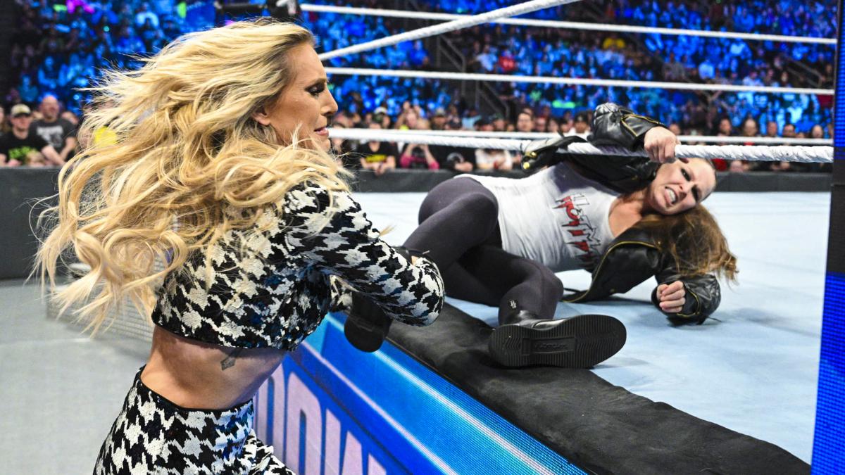 スマックダウン女子王者フレアー（左）に足を引っ張られるラウジー（C）2022 WWE, Inc. All Rights Reserved.