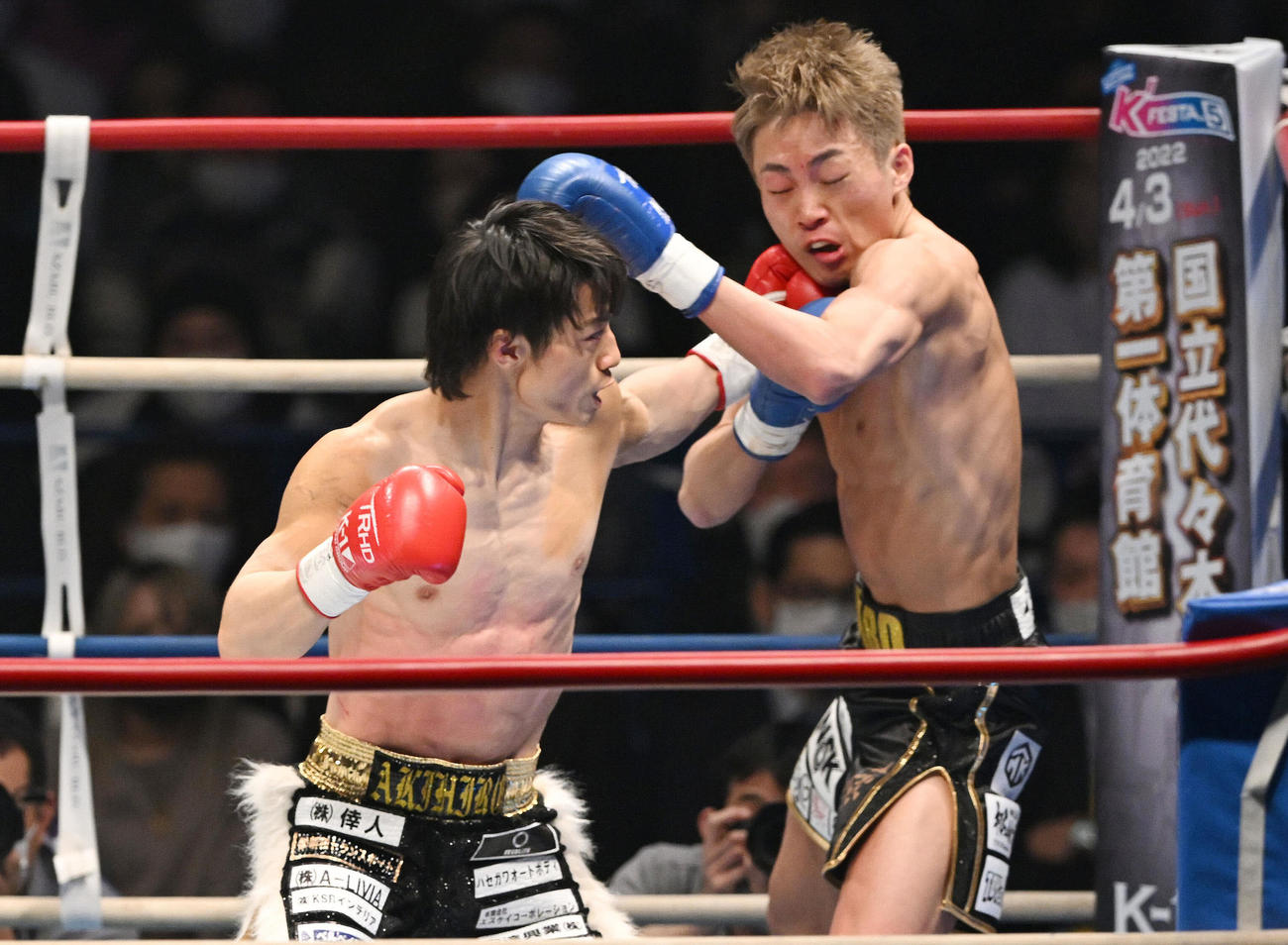黒田（右）にパンチを見舞う金子（撮影・滝沢徹郎）