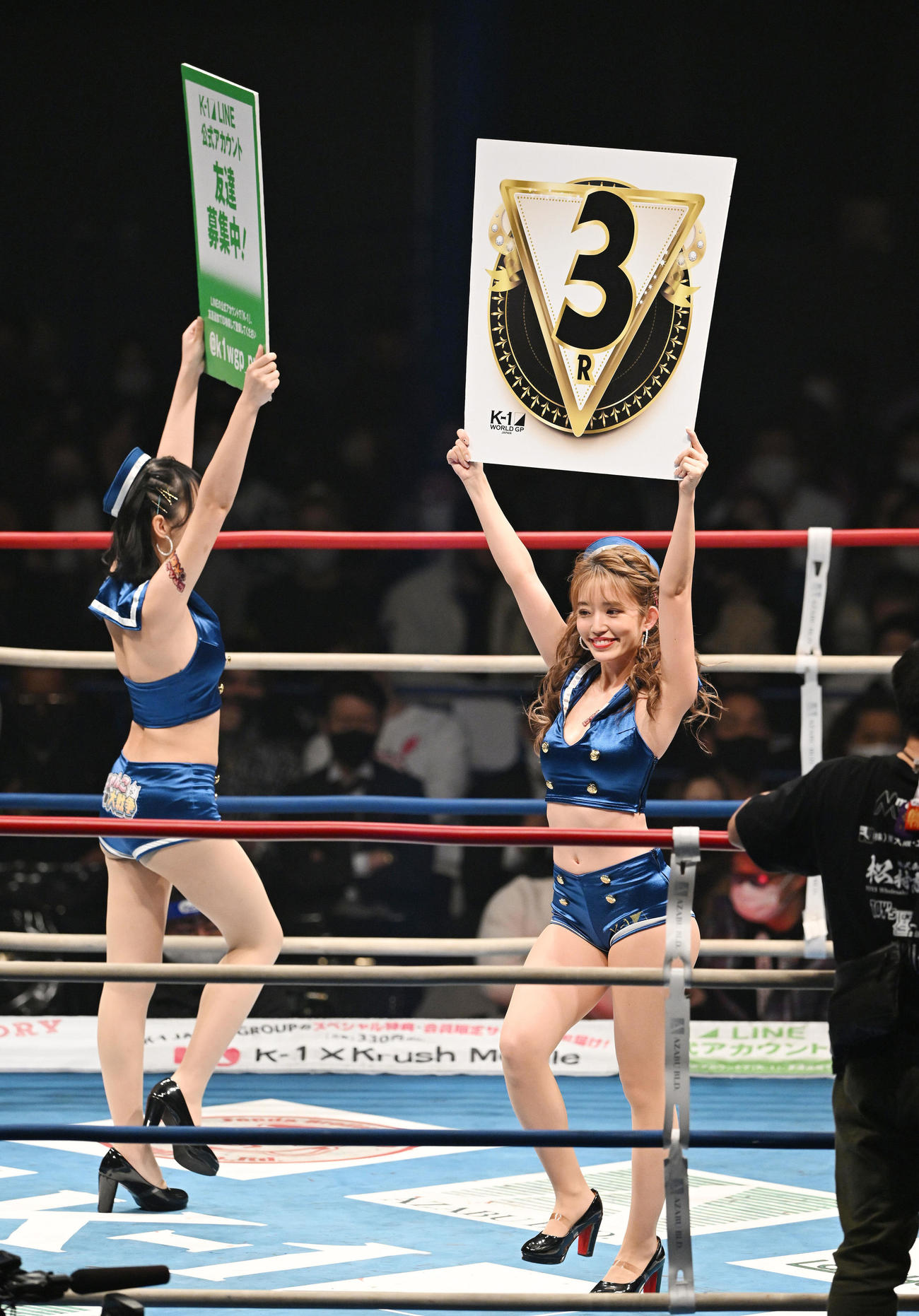 ラウンドを伝えるラウンドガール（撮影・滝沢徹郎）