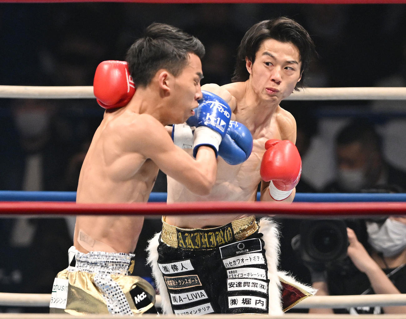 璃明武（左）を攻める金子（撮影・滝沢徹郎）