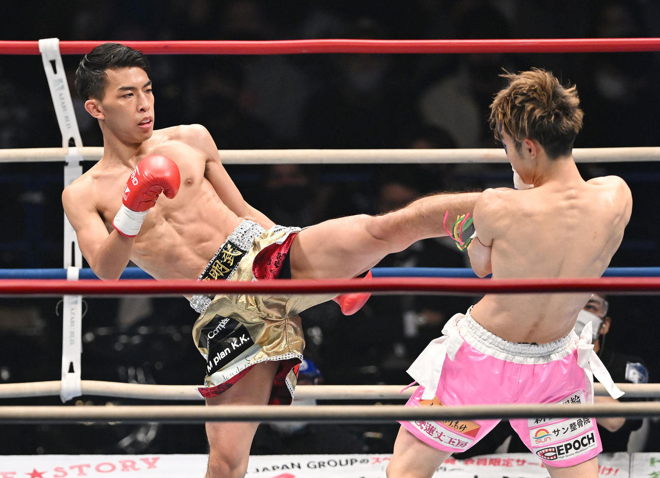 一航（右）を攻める璃明武（撮影・滝沢徹郎）