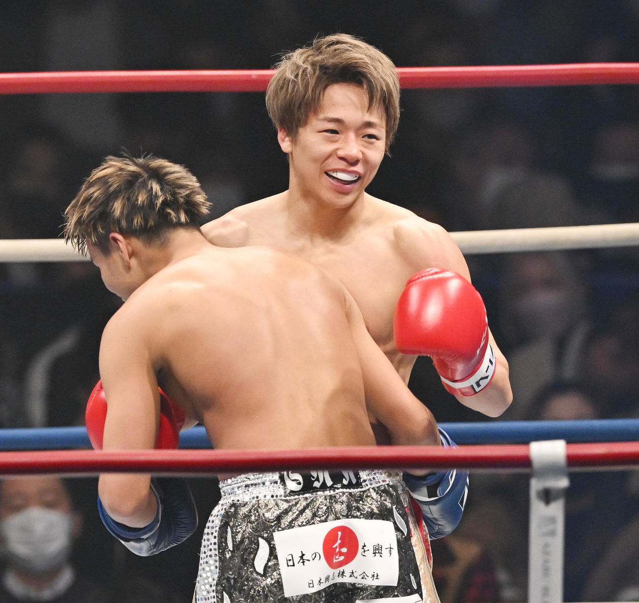 エキシビションマッチを終え軍司（手前）と抱き合う武尊（撮影・滝沢徹郎）