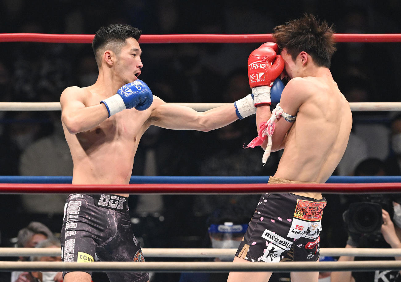 瓦田（右）を攻める篠原（撮影・滝沢徹郎）