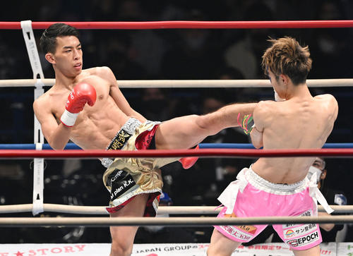 一航（右）を攻める璃明武（撮影・滝沢徹郎）