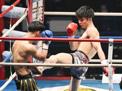 鬼山（左）に蹴りを見舞う玖村将（撮影・滝沢徹郎）