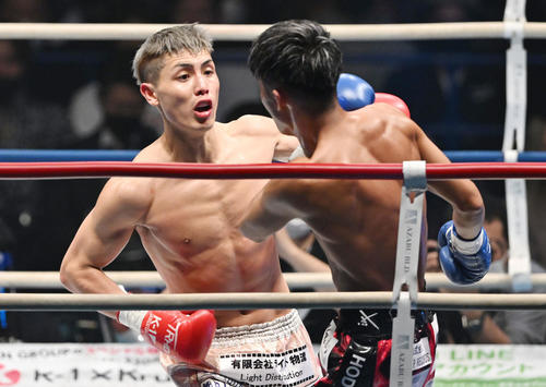 龍華（右）を攻める里見（撮影・滝沢徹郎）