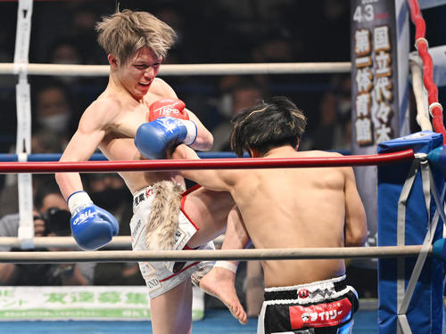 小澤（右）を攻める玖村修（撮影・滝沢徹郎）