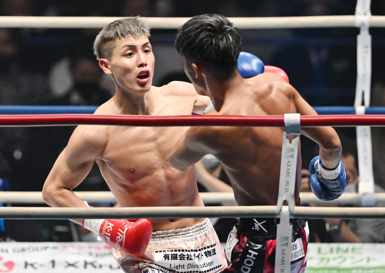 龍華（右）を攻める里見（撮影・滝沢徹郎）
