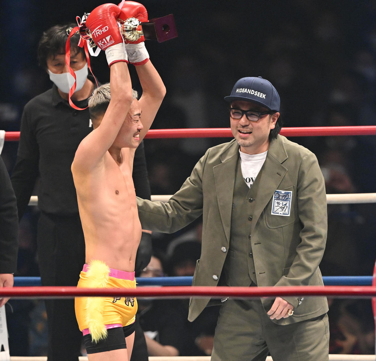 勝利した芦澤（左）を祝福するマッコイ斎藤氏（撮影・滝沢徹郎）