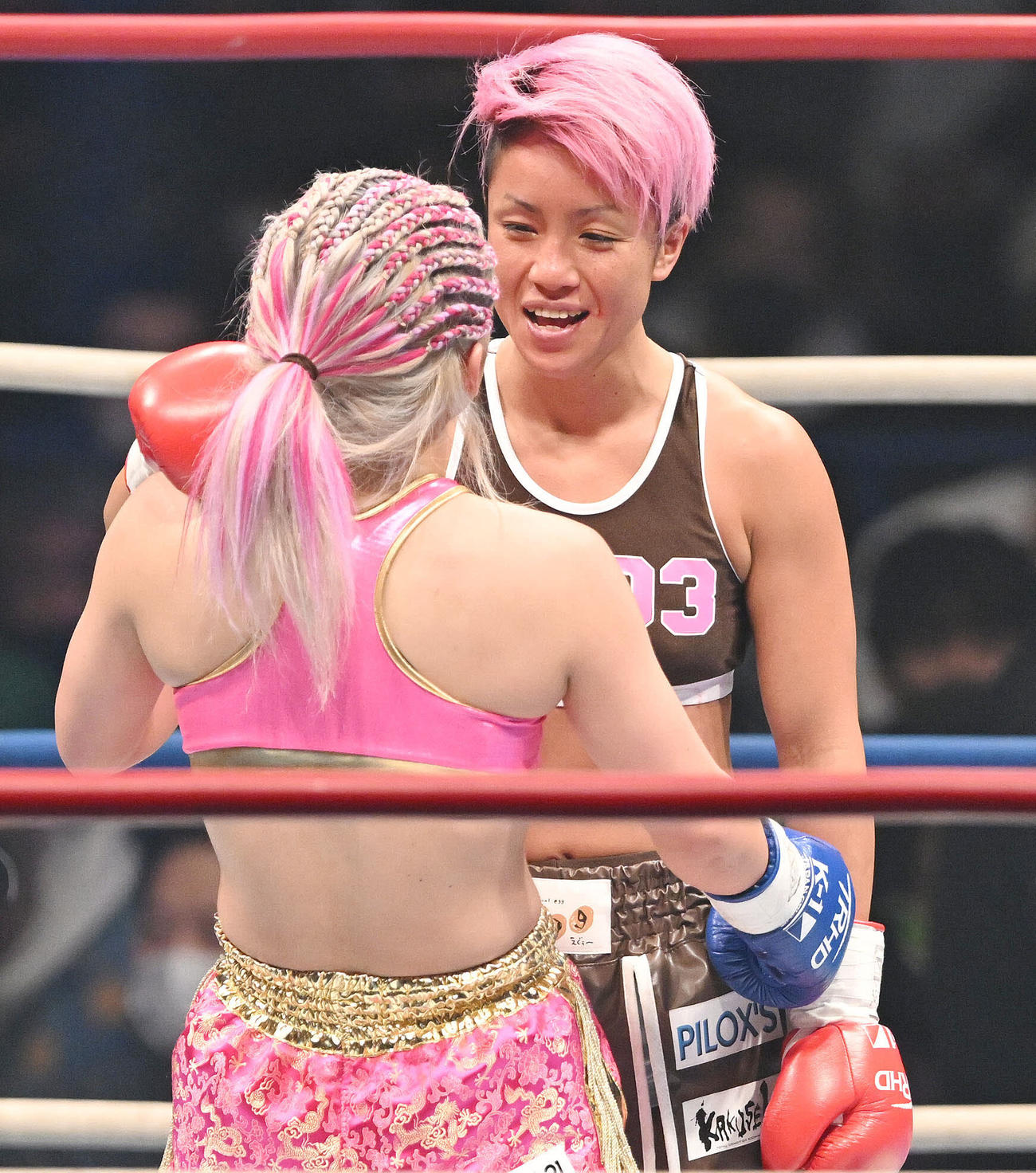 試合後、RAN（手前）を労うKANA（撮影・滝沢徹郎）