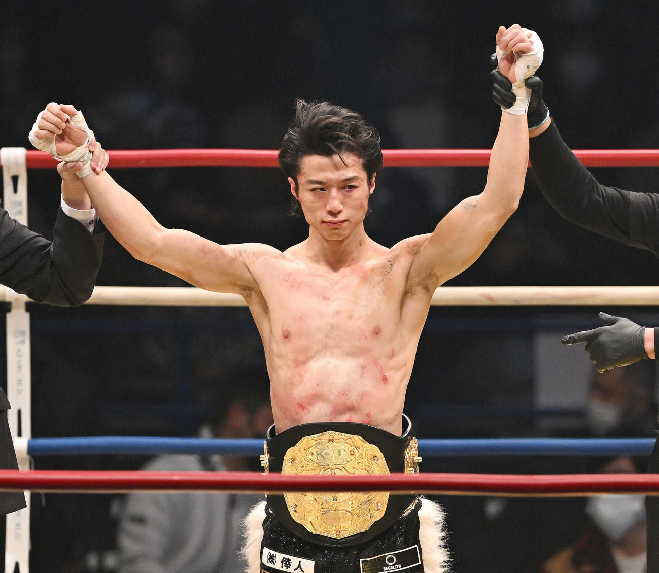 優勝を決めベルトを巻く金子（撮影・滝沢徹郎）