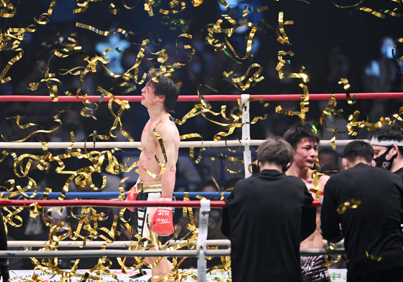 決勝で玖村将（手前）を破り、感極まる金子（撮影・滝沢徹郎）