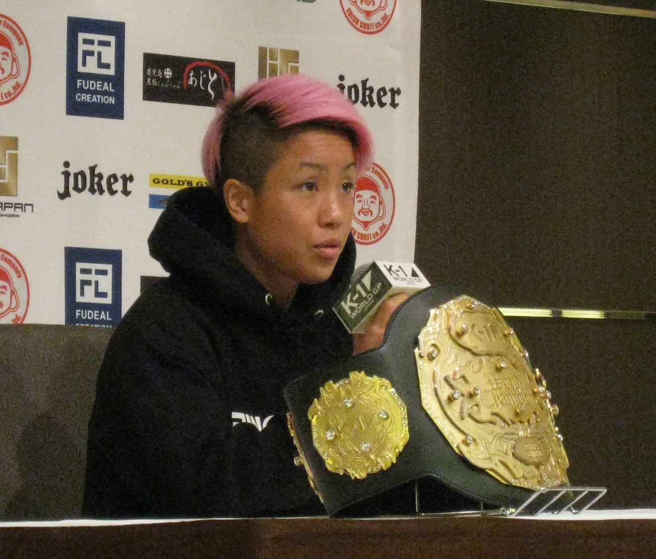 会見で試合の感想を話すKANA（撮影・吉池彰）
