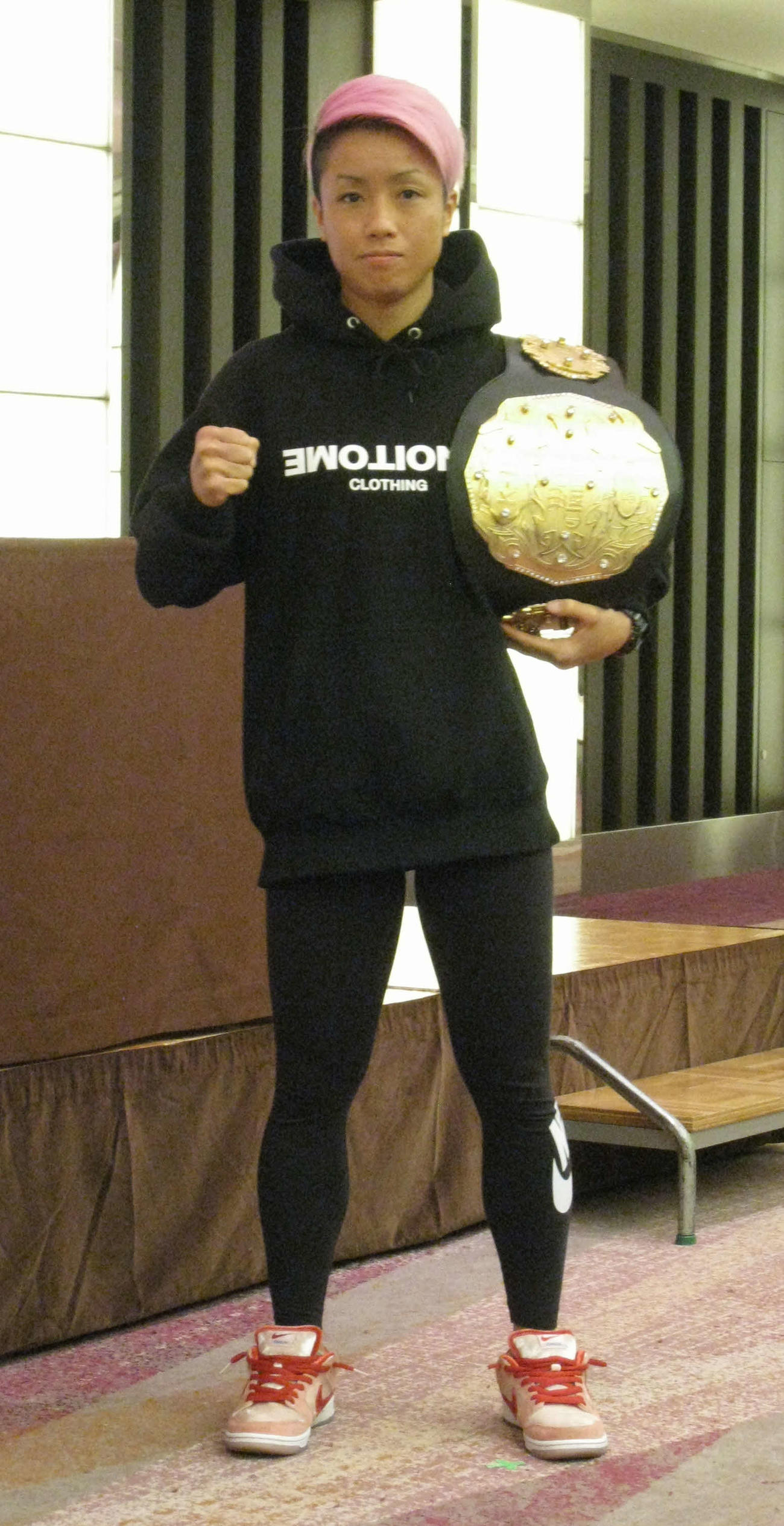 会見を前にきりっとした表情のKANA（撮影・吉池彰）