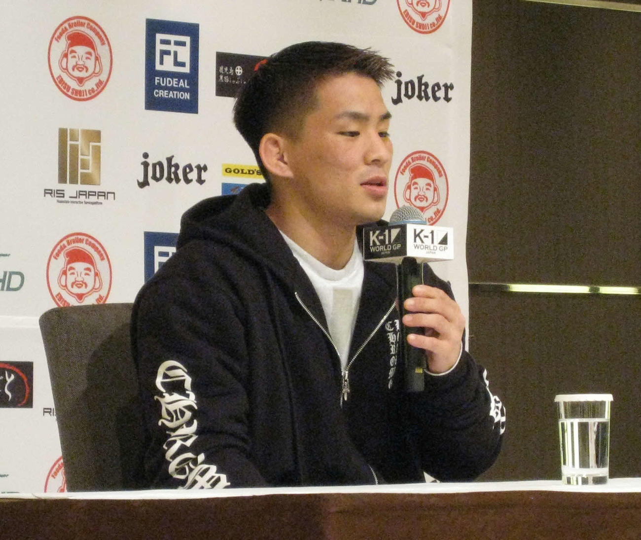 再戦でのタイトル奪取について話す与座優貴（撮影・吉池彰）