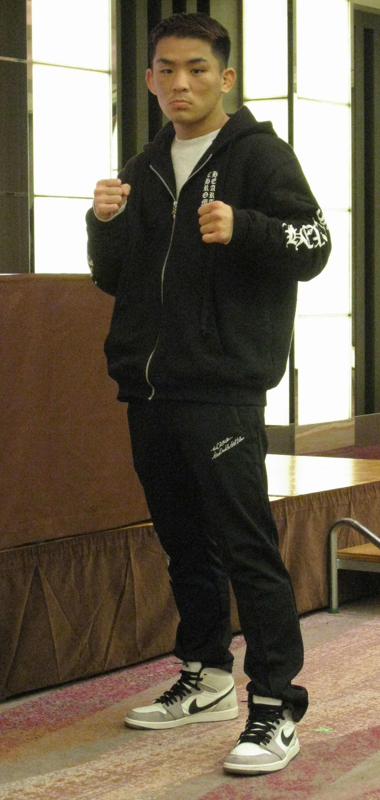 会見を前にポーズを決める与座優貴（撮影・吉池彰）