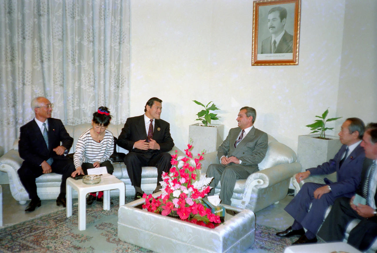 イラクのサレハ国民会議議長と会談するアントニオ猪木参院議員（1990年12月3日撮影）