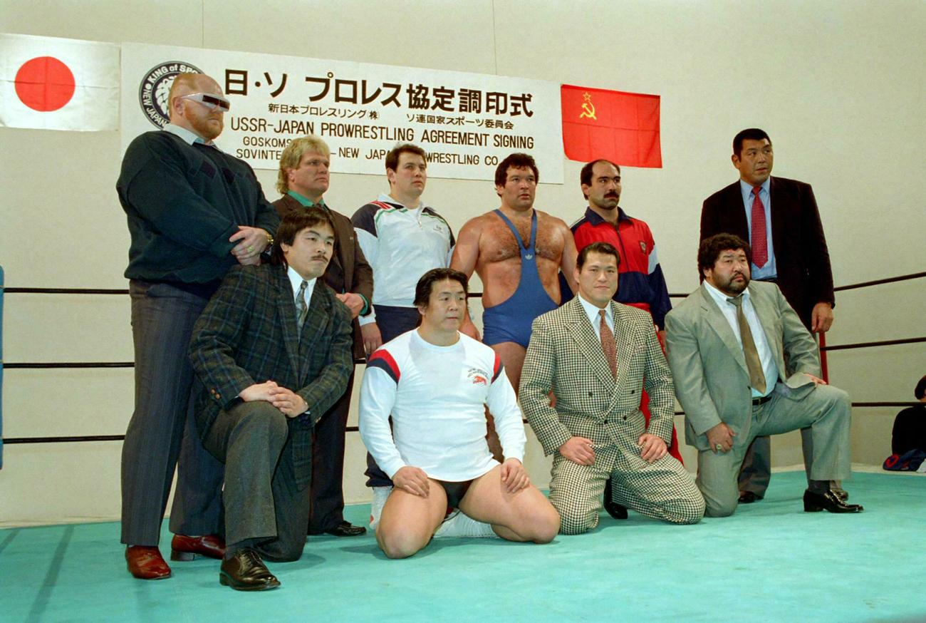 89年2月、ソ連とのプロレス協定調印式を行い記念写真に納まる、前列左から馳浩、長州力、アントニオ猪木、マサ斎藤、後列左からビッグ・バン・ベイダー、1人おいてベルコビッチ、ハシミコフ、ザンギエフ、坂口征二