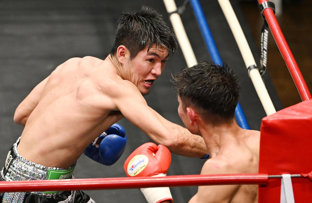 8回、保田（右）を攻める仲里（撮影・滝沢徹郎）　