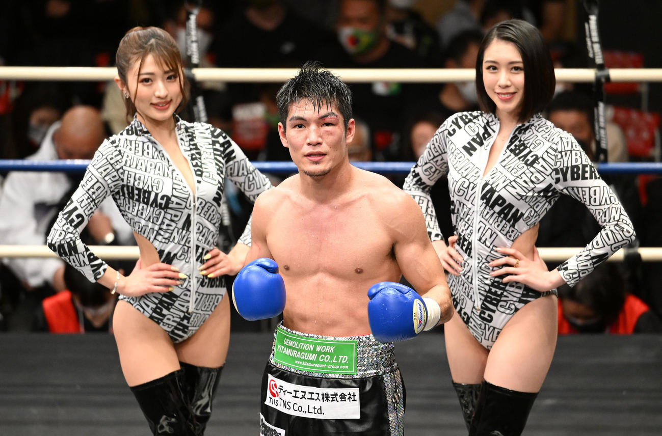 保田に勝利し記念撮影する仲里（撮影・滝沢徹郎）　