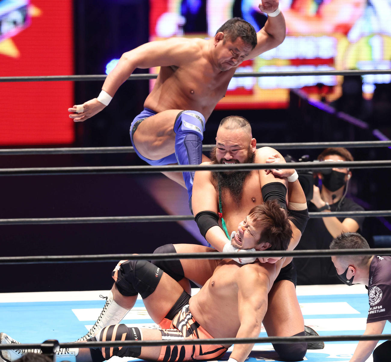 第4試合　藤田晃生、中島佑斗、永田裕志、小島聡対アーロン・ヘナーレ、ジェフ・コブ、ウィル・オスプレイ、グレート・O・カーン　グレート・O・カーンの攻めをこらえる小島聡（撮影・丹羽敏通）
