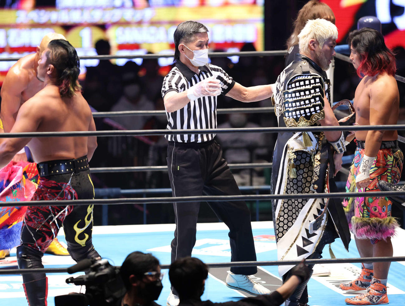 第5試合　越中詩郎、矢野通、石井智宏、本間朋晃、真壁刀義対BUSHI、高橋ヒロム、鷹木信悟、内藤哲也、SANADA　スペシャルレフェリーの保永昇男（撮影・丹羽敏通）