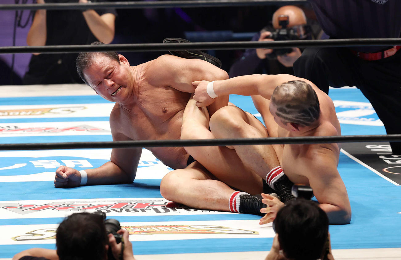 第7試合　NJPW旗揚げ50周年記念試合　藤波辰爾、棚橋弘至、オカダ・カズチカ対藤原喜明、鈴木みのる、ザック・セイバーJr　関節技で鈴木みのるを攻める藤波辰爾（撮影・丹羽敏通）