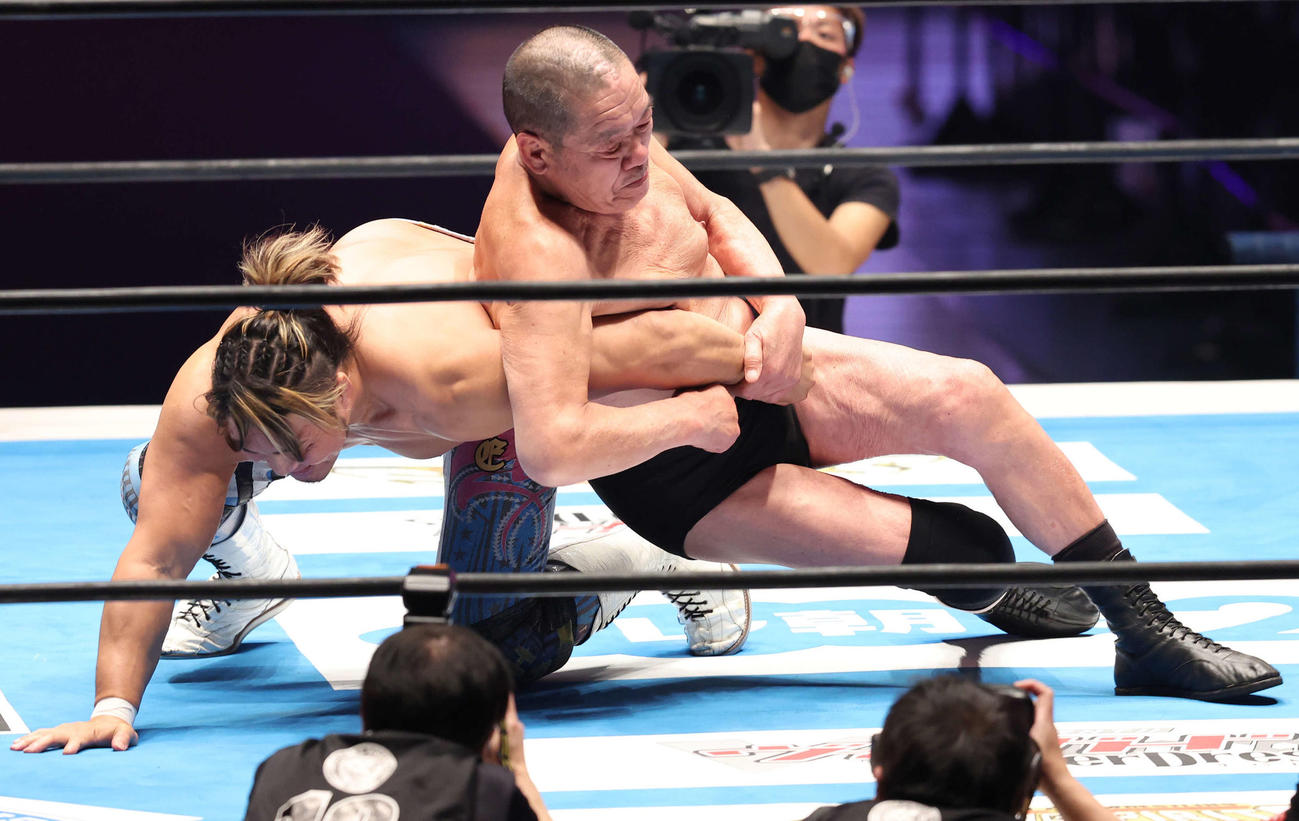 棚橋弘至（左）に脇固めを仕掛ける藤原喜明（撮影・丹羽敏通）