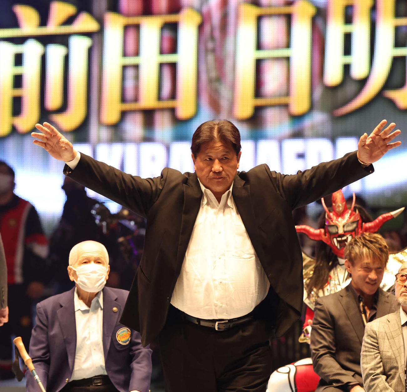 新日本プロレス旗揚げ記念日大会セレモニーで入場する前田日明氏（撮影・丹羽敏通）
