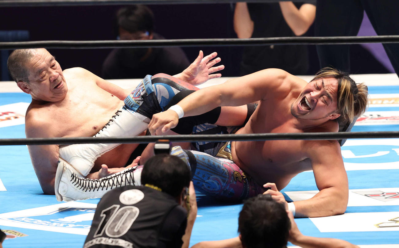 棚橋（右）をヒールホールドで攻める藤原（撮影・丹羽敏通）