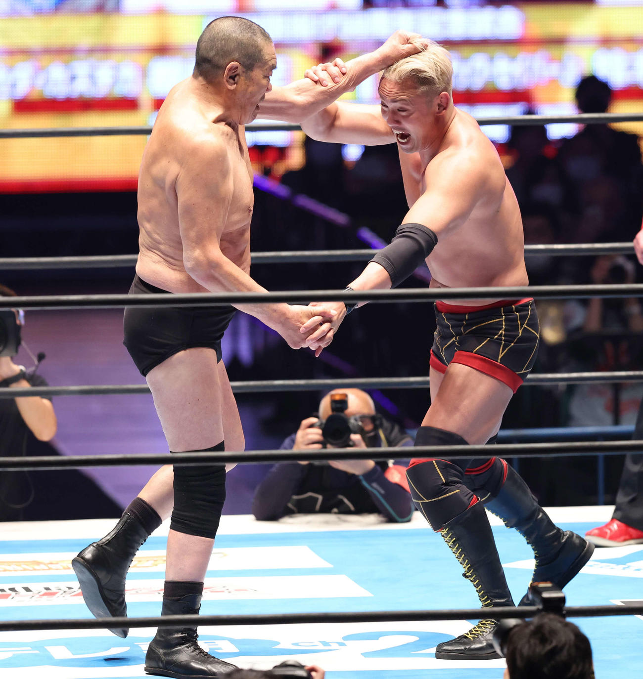 第7試合　NJPW旗揚げ50周年記念試合　藤波辰爾、棚橋弘至、オカダ・カズチカ対藤原喜明、鈴木みのる、ザック・セイバーJr　藤原喜明とマッチアップするオカダ・カズチカ（撮影・丹羽敏通）