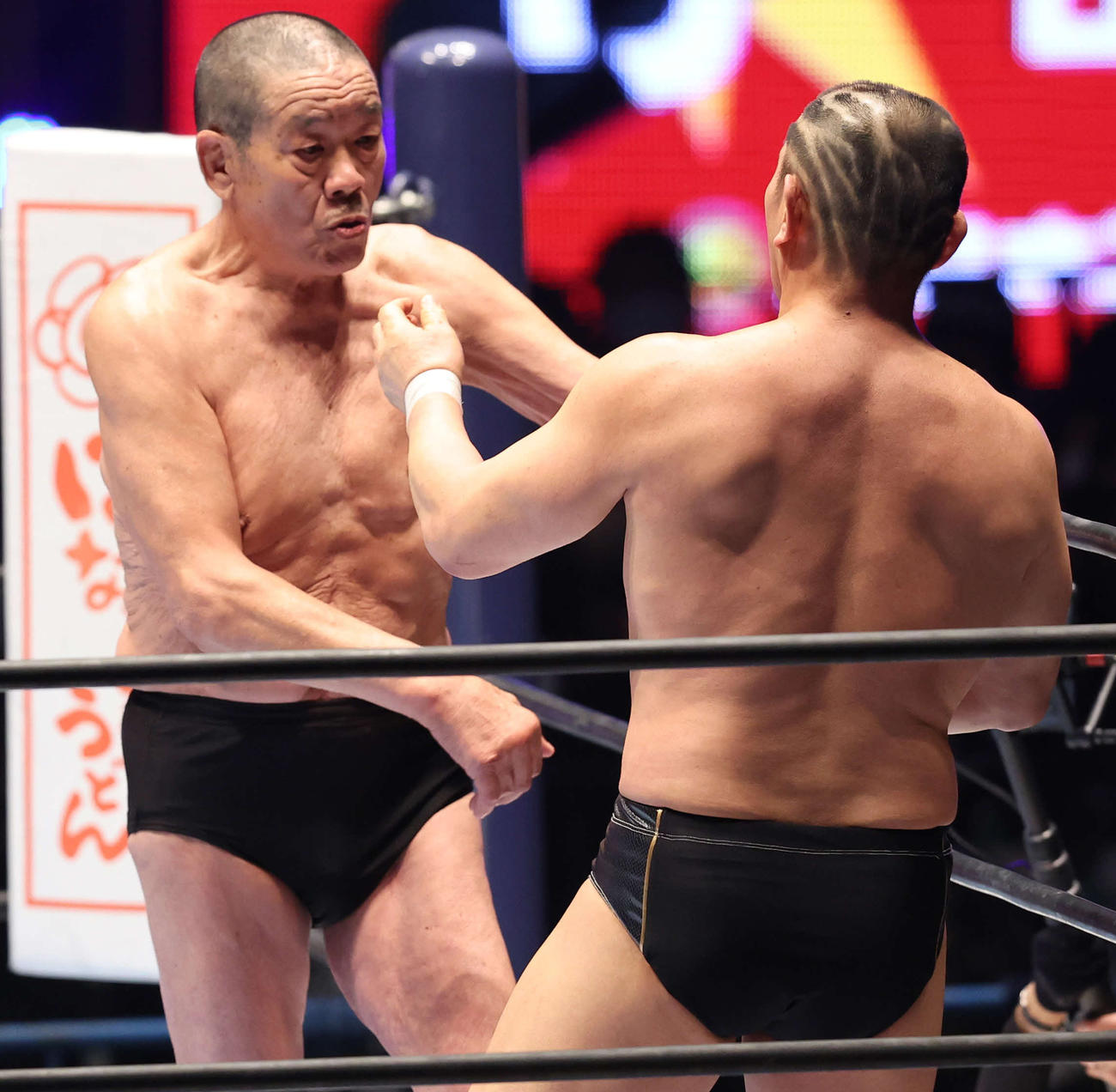 同組の鈴木（右）ともめる藤原（撮影・丹羽敏通）