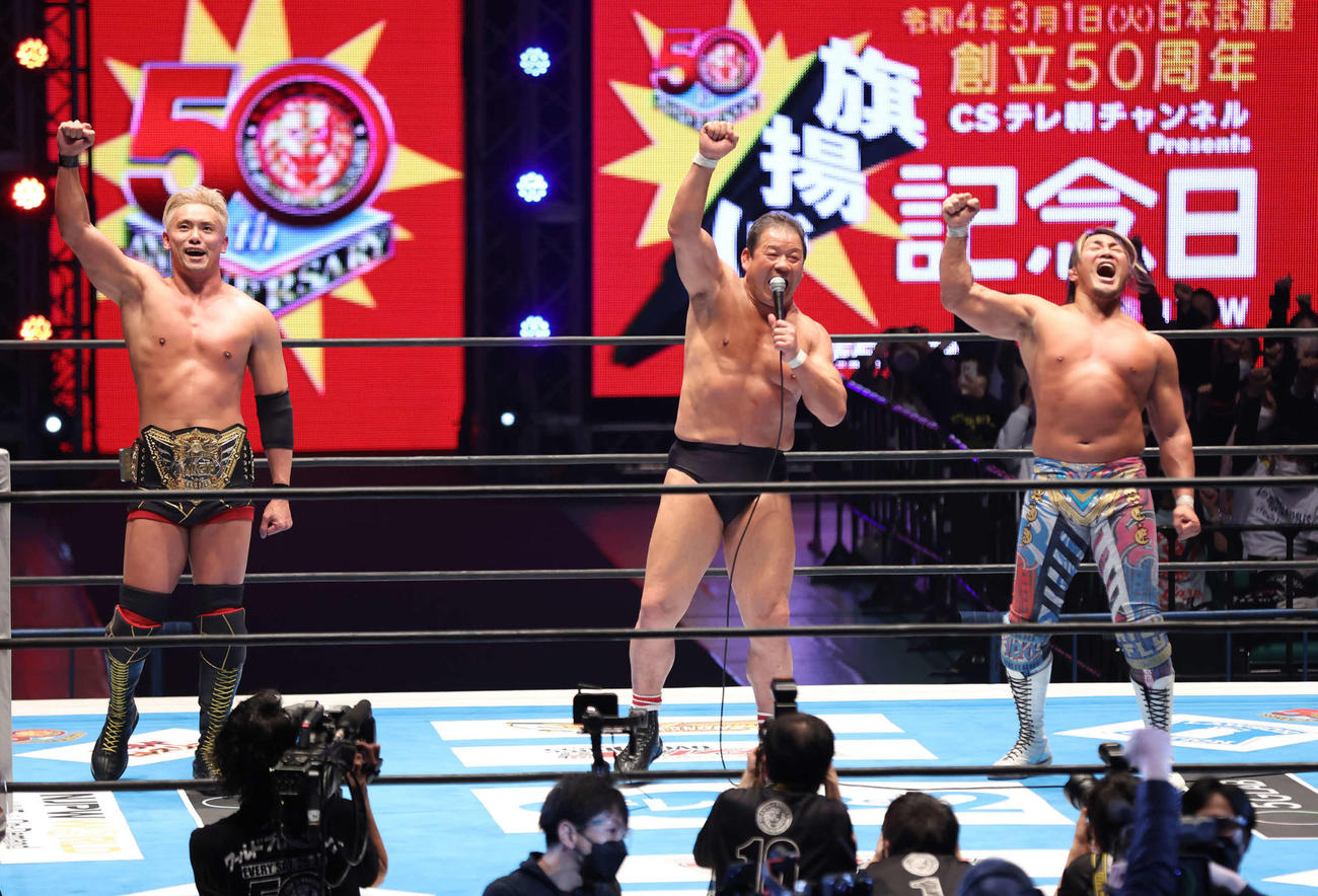 「1・2・3・ダーッ！」でアントニオ猪木氏にエールを贈る、左からオカダ、藤波、棚橋（撮影・丹羽敏通）