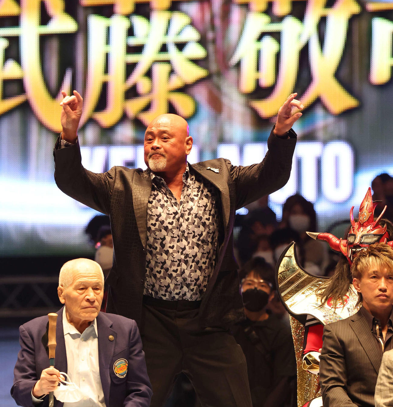 新日本プロレス旗揚げ記念日大会セレモニーで入場する武藤敬司（撮影・丹羽敏通）