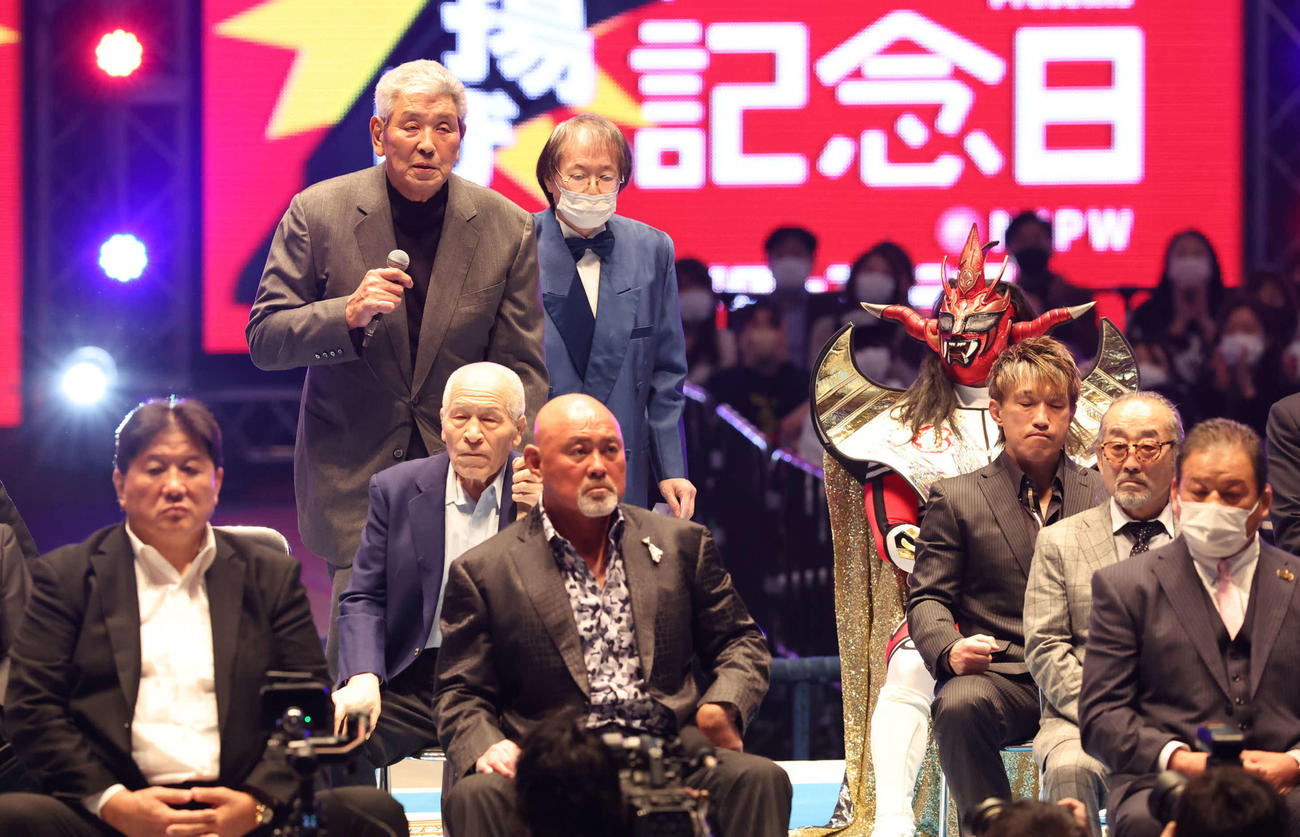 新日本プロレス旗揚げ記念日大会セレモニーであいさつする坂口征二氏（後方左）（撮影・丹羽敏通）