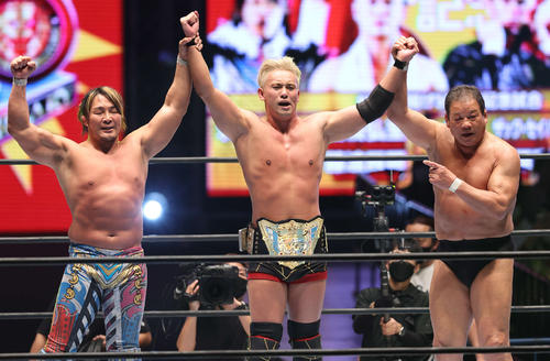 第７試合　ＮＪＰＷ旗揚げ50周年記念試合　藤波辰爾、棚橋弘至、オカダ・カズチカ対藤原喜明、鈴木みのる、ザック・セイバーＪｒ　試合に勝利した、左から棚橋弘至、オカダ・カズチカ、藤波辰爾（撮影・丹羽敏通）