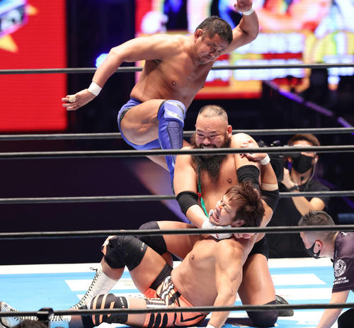 第4試合　藤田晃生、中島佑斗、永田裕志、小島聡対アーロン・ヘナーレ、ジェフ・コブ、ウィル・オスプレイ、グレート・O・カーン　グレート・O・カーンの攻めをこらえる小島聡（撮影・丹羽敏通）