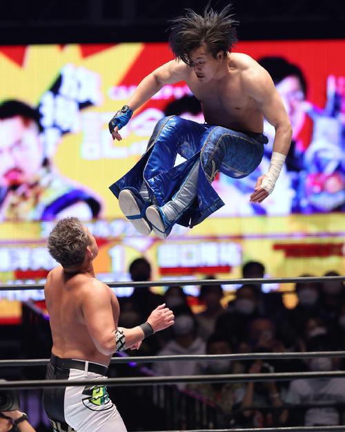 第6試合　YOSHI－HASHI、後藤洋央紀対マスター・ワト、田口隆祐　YOSHI－HASHIにキックを見舞うマスター・ワト（撮影・丹羽敏通）